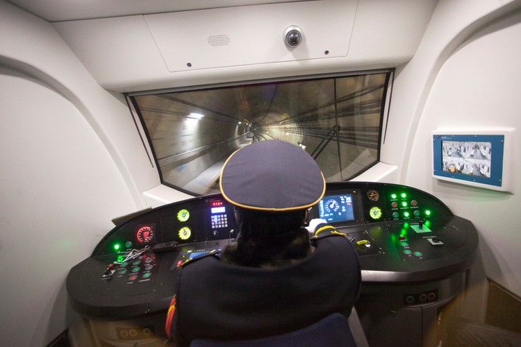 Ryzyko automatyzacji zawodu maszynisty w ciągu najbliższych 20 lat wynosi ponad 87 proc. – wynika z wyliczeń WISE. 
Pociąg metra kursujący bez kierowcy to już codzienność w wielu europejskich miastach. Automatycznie sterowane metro wprowadza się m.in. w Londynie czy Paryżu. 
„Jako argumenty za komputeryzacją metra podaje się między innymi bezpieczeństwo, wyższą częstotliwość kursowania i ograniczenie ryzyka związanego z pracownikami, np. brak ryzyka strajku maszyn” – piszą w raporcie ekonomiści WISE. 

<br>Technologia idzie jeszcze dalej. Wielkie koncerny motoryzacyjne i firmy technologiczne – m.in. Tesla, Honda, Google, intensywnie pracują nad stworzeniem bezpiecznego automatycznego samochodu osobowego, którym będzie sterował komputer. Amerykańska firma Tesla jeszcze w tym roku ma wypuścić na rynek pojazdy z autopilotem. Model S będzie mógł całkowicie przejąć kontrolę nad jazdą na autostradach. Auta Tesli będą też mogły być 'przywołane' przez kierowcę za pomocą smartfona, będą też mieć funkcję samodzielnego parkowania. 
<a href=' http://forsal.pl/artykuly/860806,koniec-ery-kierowcow-tesla-rusza-ze-sprzedaza-aut-z-autopilotem-to-przelom-na-drogach.html
' style='color: blue'> Czytaj więcej tutaj.</a>.