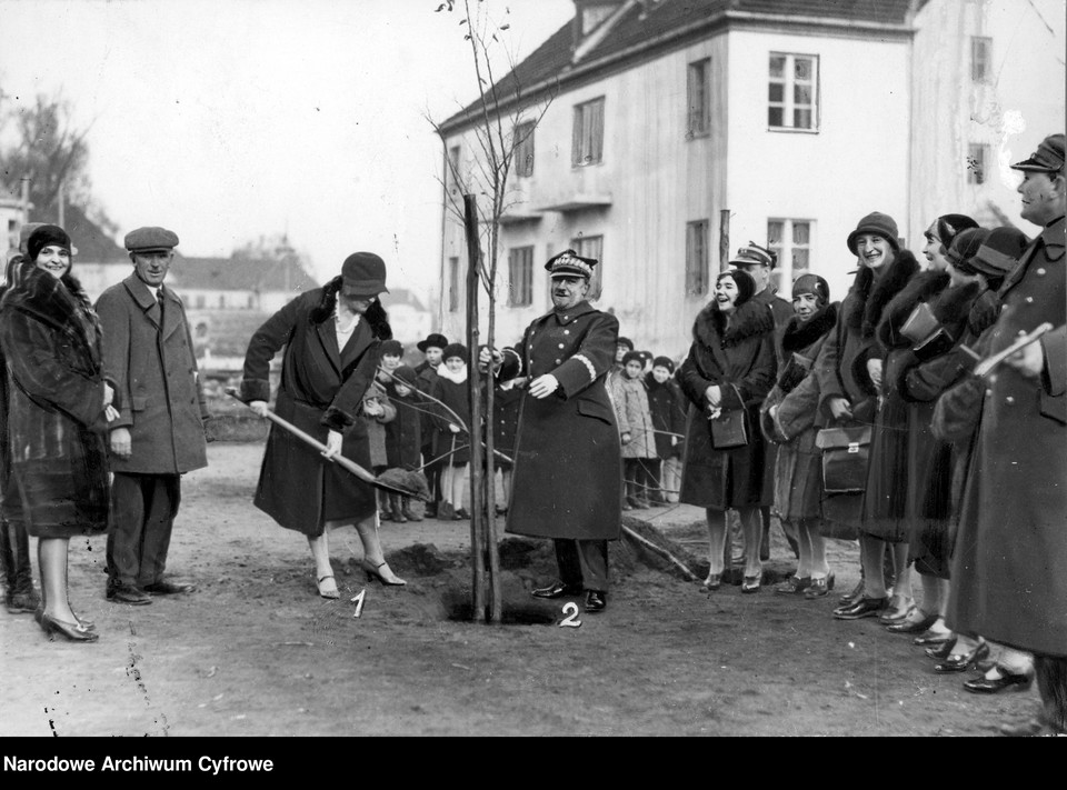 Aleksandra Piłsudska po uroczystości sadzenia drzewek na Żoliborzu w otoczeniu dzieci, 1929