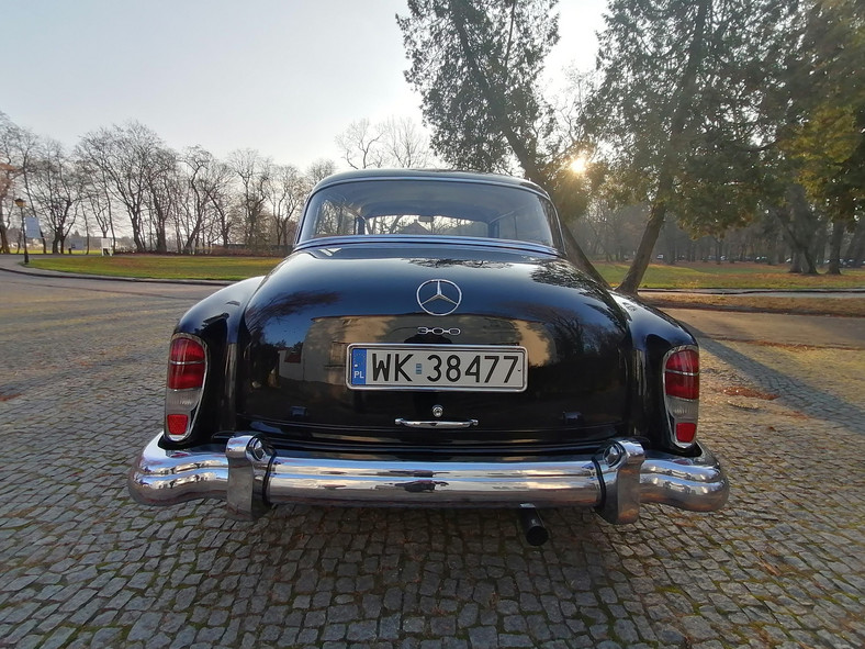 Mercedes 300d - rządowa limuzyna z czasów PRL