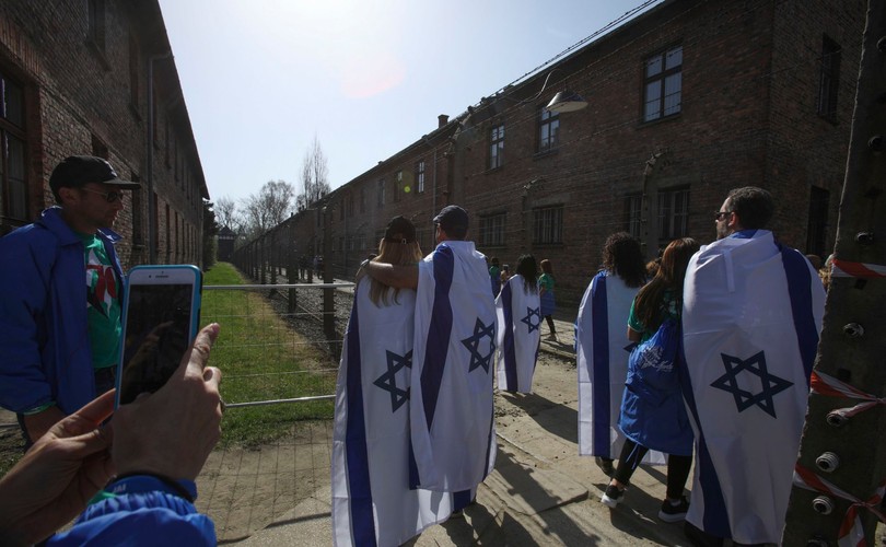 Młodzi Żydzi w muzeum Auschwitz