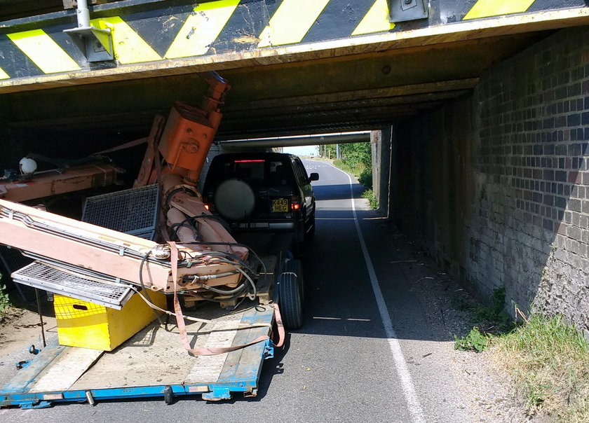 Auto pękło na pół. To wszystko przez most?!