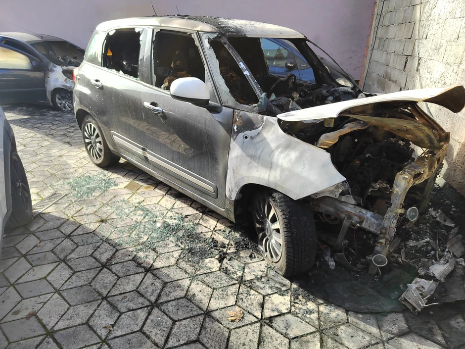 Sigurnosne kamere snimile su muškarca koji je zapalio automobile u dvorištu Vladimira Panića u Valjevu