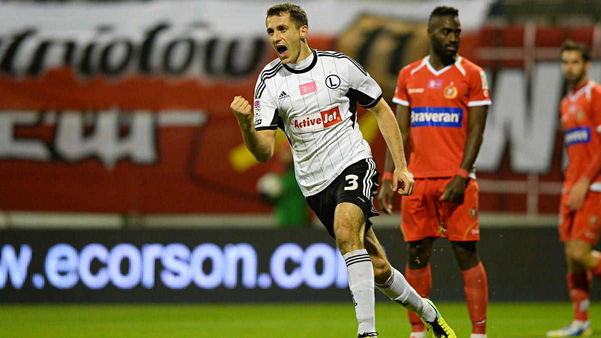 W klasyku 16. kolejki T-Mobile Ekstraklasy przewodząca ligowej tabeli Legia Warszawa pokonała w Łodzi z Widzew Łodź 1:0 (0:0) po golu Tomasza Jodłowca. Wojskowi umocnili się na czele ligowej tabeli, przed Górnikiem Zabrze i Wisłą Kraków.