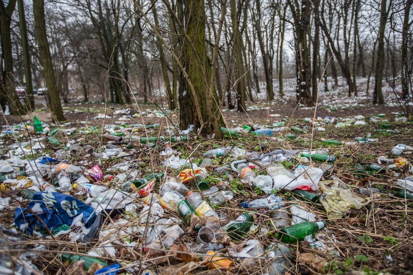 Problem śmieci przy stadionie nadal nierozwiązany