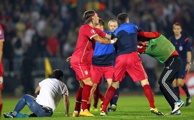 Skandal na meczu w Belgradzie. Zdalnie sterowany obiekt latający z flagą wywołał awanturę