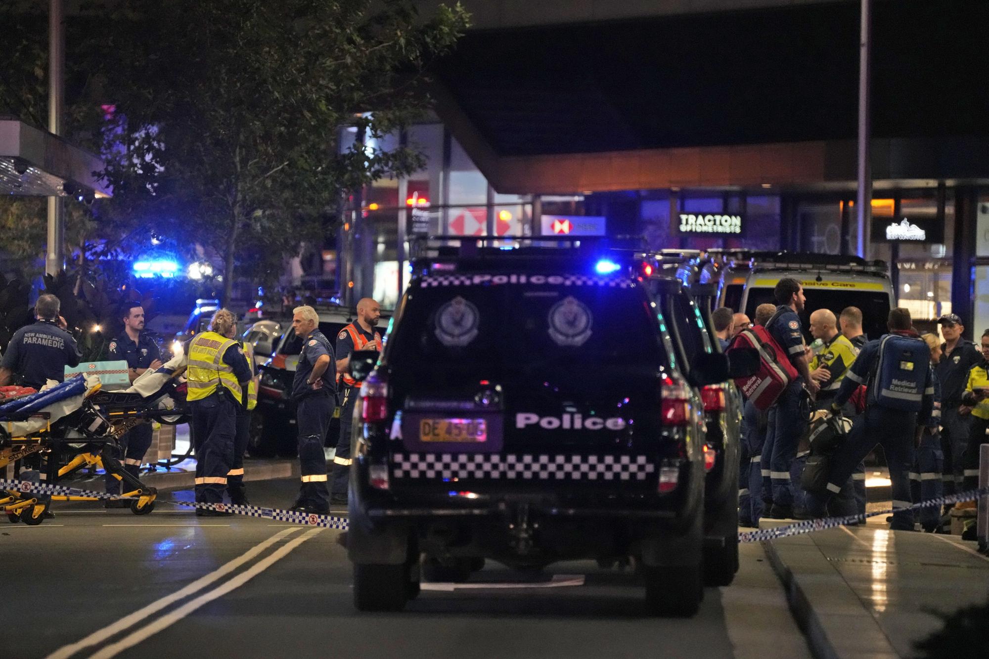 Zábery po útoku nožom v nákupnom centre v Sydney.