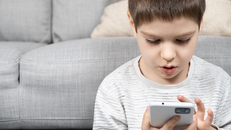 mobiltelefon okosezköz-tiltás iskola ADHD
