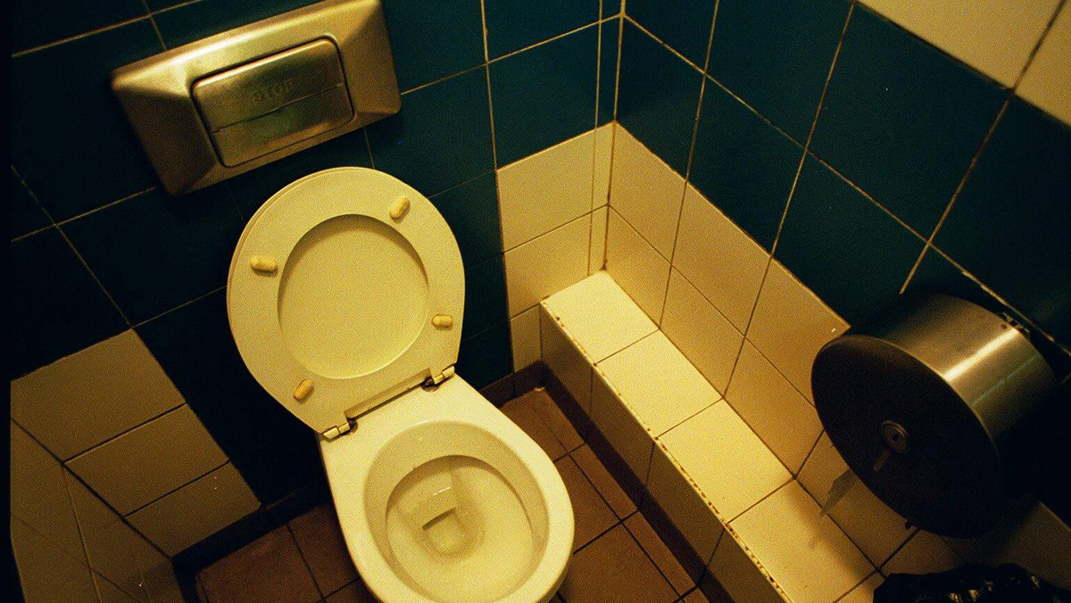 Poznańscy policjanci zatrzymali pięciu oszustów, którzy pod pozorem wymiany sedesu w toalecie podkładali do podpisu dokumenty zobowiązujące do spłacania kredytu. Pokrzywdzonych może być nawet kilkadziesiąt osób z całej Wielkopolski.