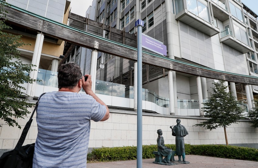 Znak za novoimenovani Trg Luganske Narodne Republike pored britanske ambasade u Moskvi