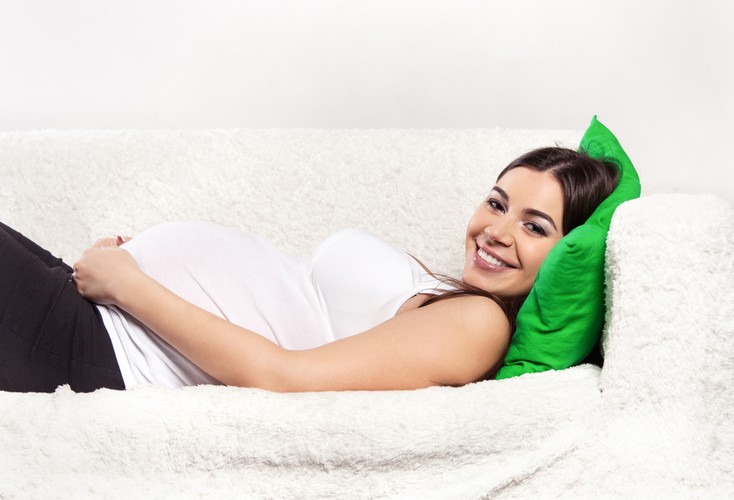 <b>Nowe świadczenie rodzicielskie</b>
<br>
<br>
Osobom bez prawa do urlopu chce pomóc także ministerstwo pracy i polityki społecznej. Przygotowana w resorcie nowelizacja ustawy o świadczeniach rodzinnych która zakłada, że od 1 stycznia 2016 r. rodzice, którzy nie mają tytułu do ubezpieczenia - studenci i bezrobotni - będą otrzymywali 1 tys. zł świadczenia rodzicielskiego przez pierwszy rok życia dziecka. Wsparcie będzie wypłacać gmina.
<br>
<br>
Nowe świadczenie będzie wypłacane przez 52 tygodnie, jednak okres ten będzie się wydłużał, jeżeli w trakcie porodu urodzą się wieloraczki.
<br>
<br>
Ponadto ci rodzice, którzy opłacali składkę, ale z ubezpieczenia wynika, że powinni dostawać mniej niż 1 tys. zł, będą mieli dopłaconą różnicę do tej kwoty. 
<br>
<br>
<a  href=