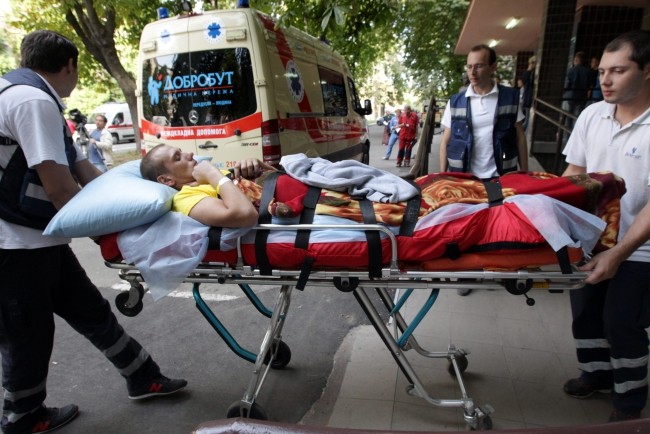 Ratownicy transportują rannego żołnierza do szpitala wojskowego w Kijowie. 20 rannych żołnierzy zostało następnie przewiezionych do szpitala wojskowego w Hamburgu.