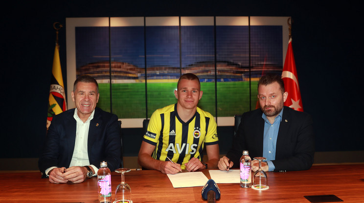 Szalai Attila (középen) négy és fél évre írt alá a Fenerbahcéhoz, a szurkolók örülnek az érkezésének / Fotó: Fenerbahçemize sport klub