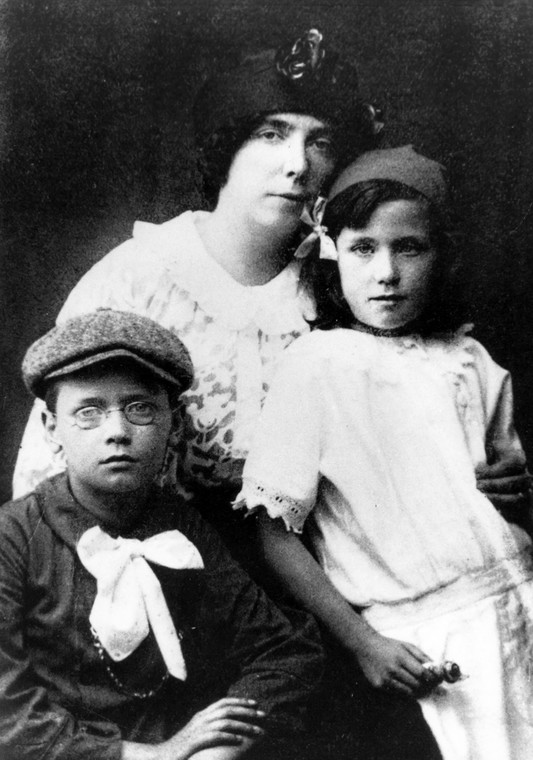 Nora Barnacle, żona Jamesa Joyce'a, z dziećmi 