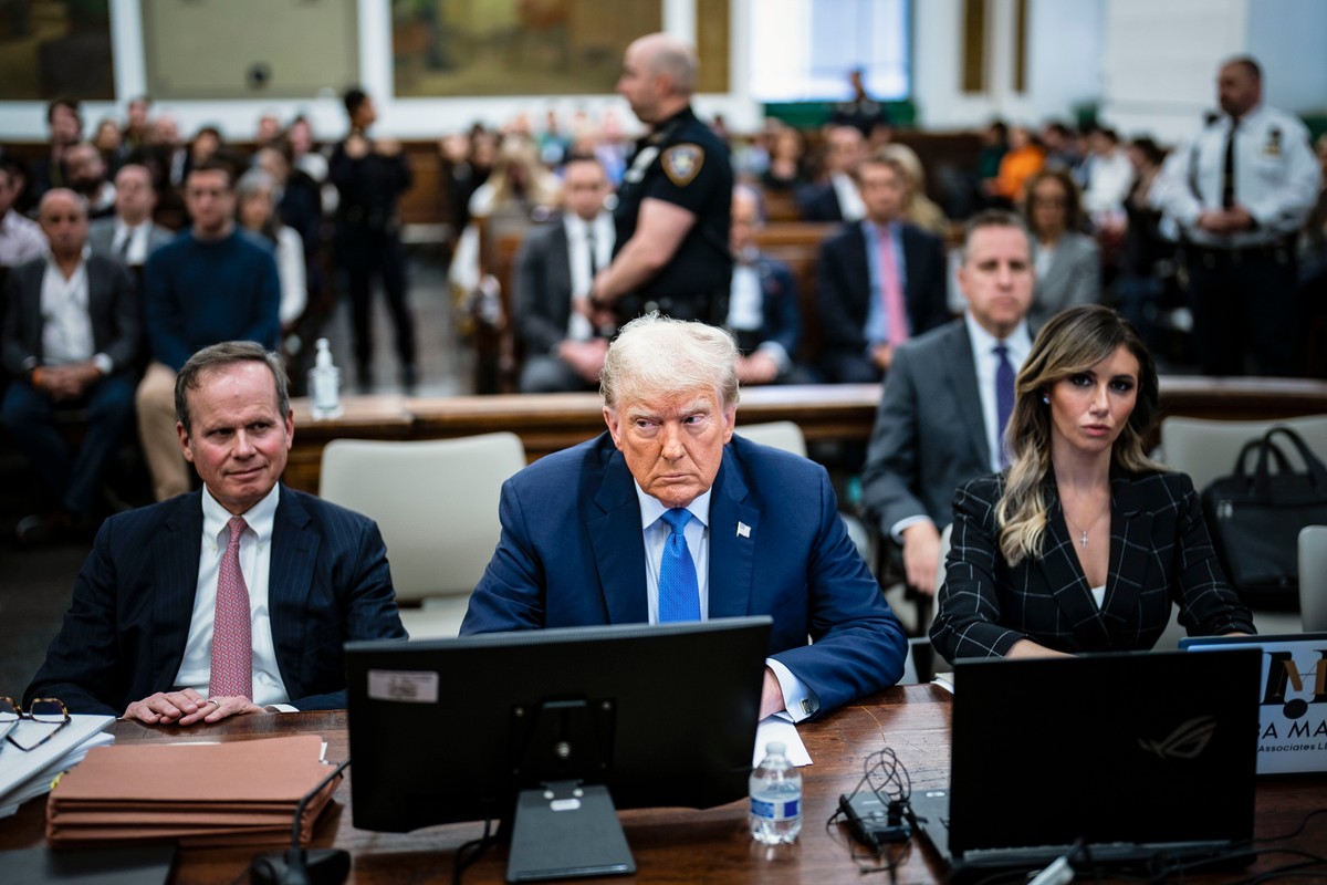 Były prezydent USA Donald Trump (C) na sali sądowej