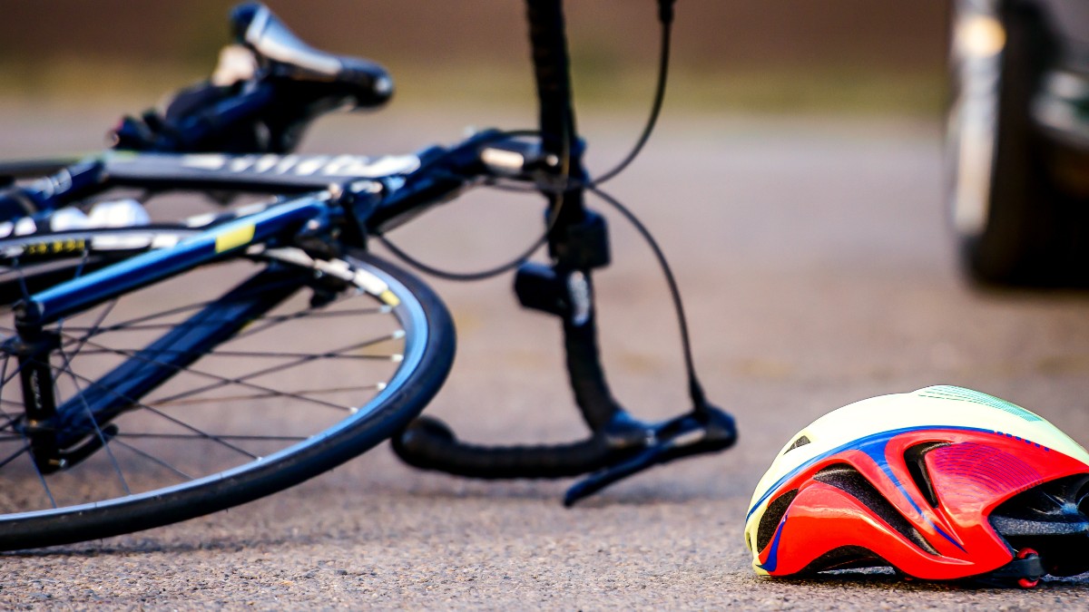 Un copil de 11 ani a murit după ce a căzut cu bicicleta pe șosea, în Alba