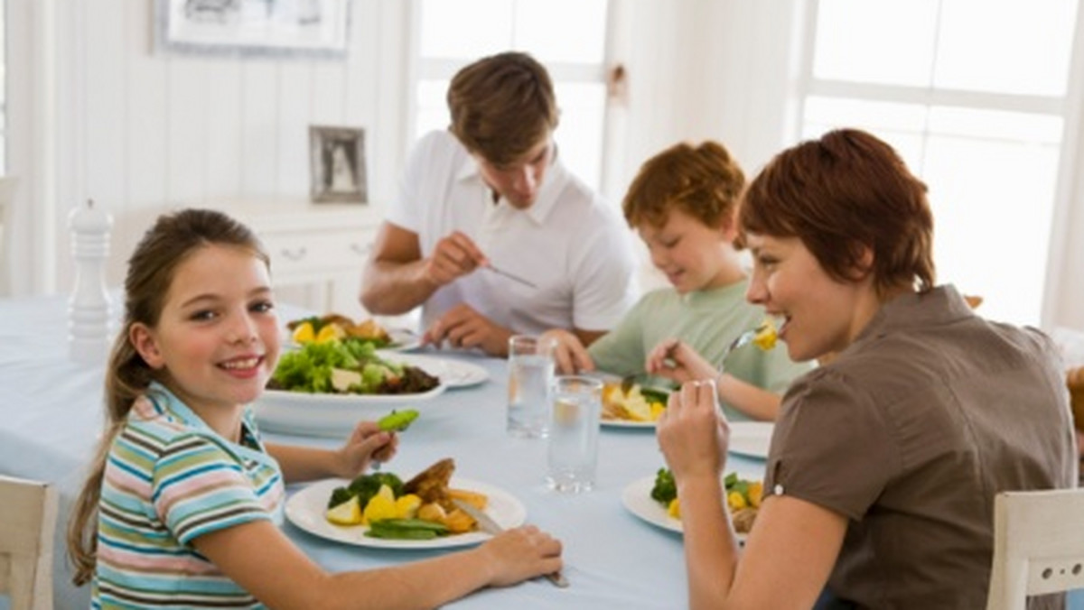 Dzieci, które często spożywają posiłki wraz z rodzicami, lepiej się odżywiają i przynoszą ze szkoły lepsze stopnie. Niewielka zmiana w codziennych rytuałach może sprawić cuda.