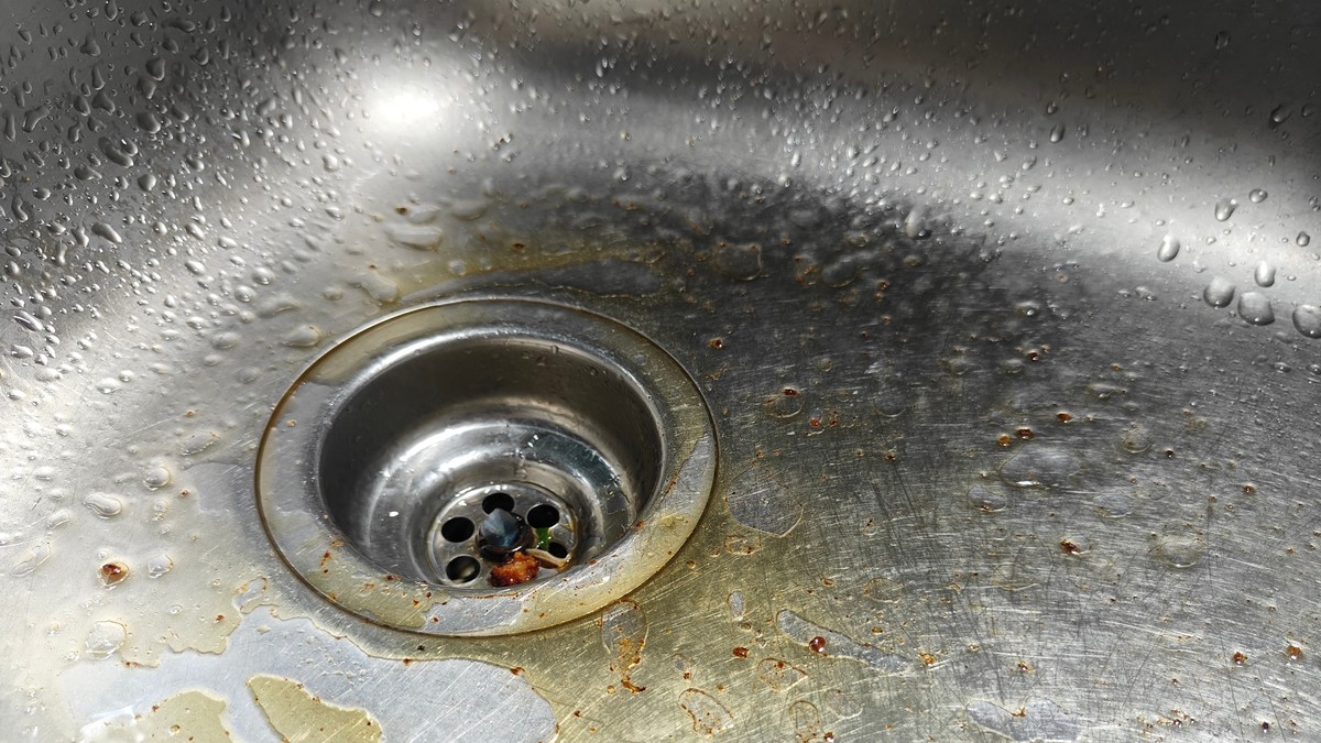 Vodoinstalater sa 50 godina iskustva otkrio trik koji sprečava zapušavanje odvoda