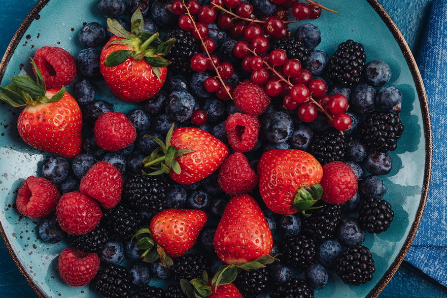 Dzięki zawartości flawonoidów oraz wielu witamin owoce jagodowe wspierają pracę mózgu