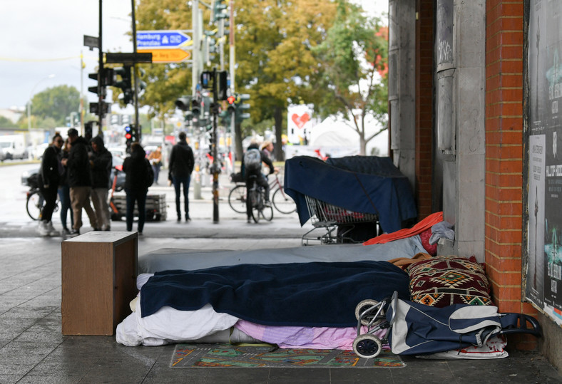 Obozowisko osób w kryzysie bezdomności w okolicach mostu Oberbaum, Berlin, wrzesień 2019 r.