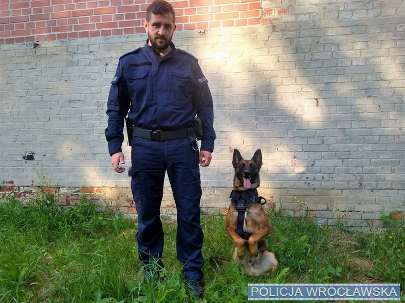 Policjant z psem służbowym (fot. KMP Wrocław)
