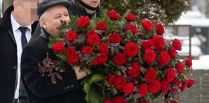 Cierpienie Kaczyńskiego. Odwiedził grób matki!