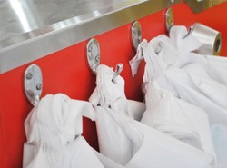 Markety zarabiają krocie na foliówkach