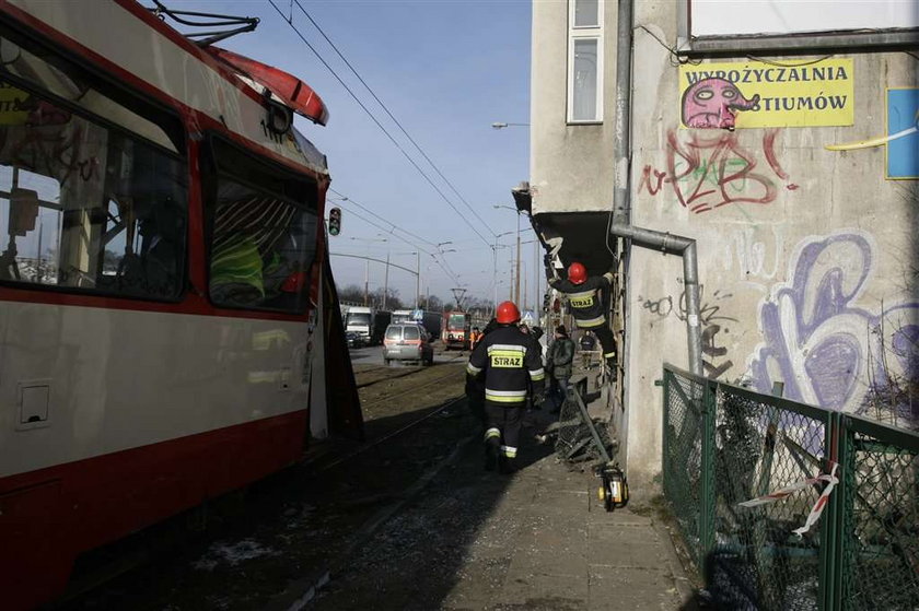 Tramwaj wbił się w dom