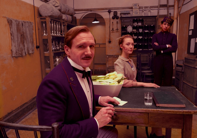 Saoirse Ronan, Ralph Fiennes i Tony Revolori w filmie "Grand Budapest Hotel"