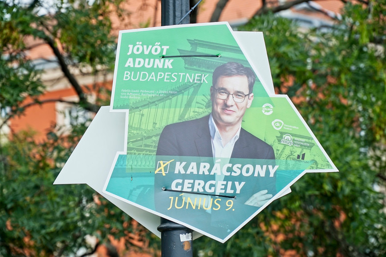 Plakat kampanii politycznej z kandydatem na burmistrza Gergelym Karacsonym