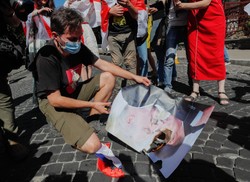 Karaluch i śmierć na szczudłach. Protest na Białorusi coraz bardziej kreatywny