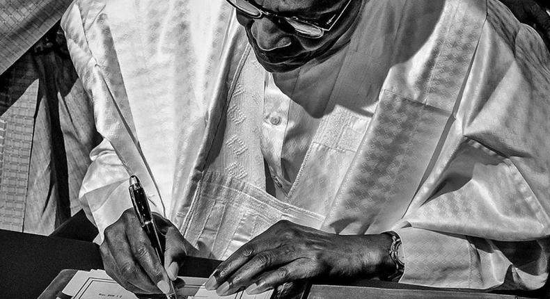 President Muhammadu Buharu signing AfCFTA document in Niger, July 7, 2019 (Bayo Omoboriowo)