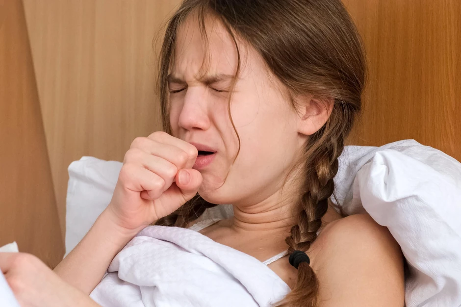 Ilustracija: devojčica koja ima veliki kašalj