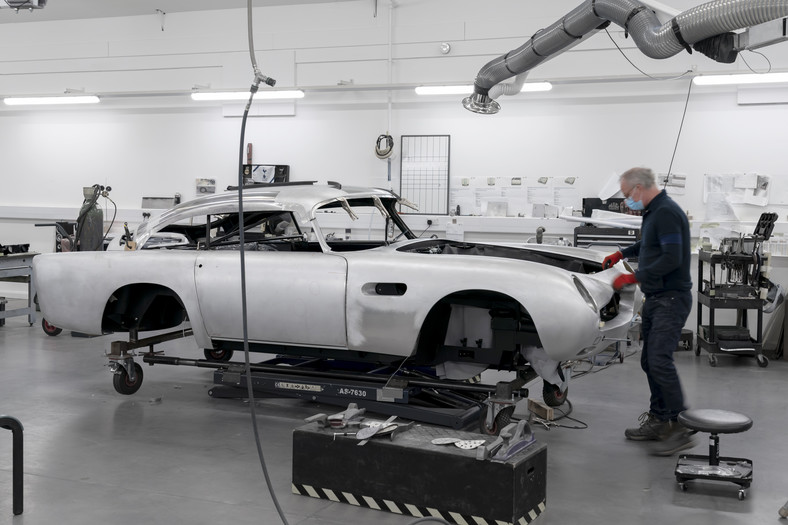 Aston Martin DB5 – najsłynniejsze auto Bonda – znów w produkcji