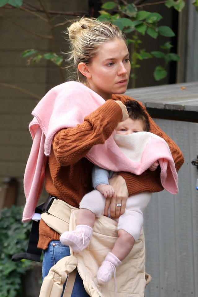 Sienna Miller z córeczką w restauracji / fot. East News