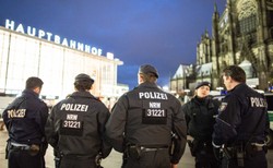 Mężczyźni o "arabskim wyglądzie" atakowali kobiety w Niemczech. Policja nie reagowała, telewizja milczała