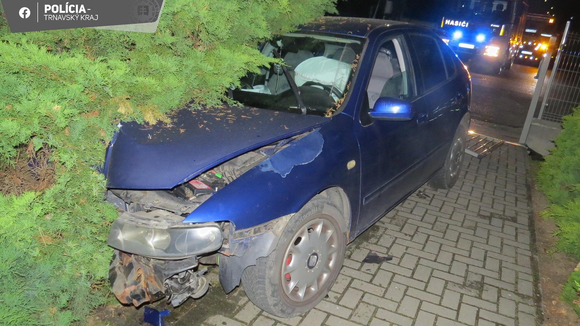 Opitý vodič narazil do bránky a betónového múrika materskej školy v obci Trebatice v okrese Piešťany.