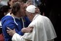 Wierny całuje papieża w czoło