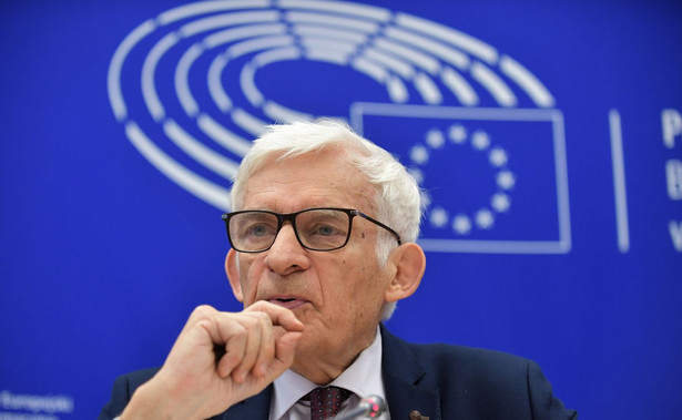 Buzek o Matce Boskiej w tęczowej aureoli: To nie powinno się wydarzyć