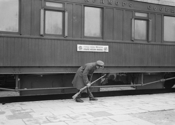 Polak sprawdza ten sam pociąg. Ze Stołpców można było się wybrać nawet do dalekiej Mandżurii! (1934, CC0 1.0 Universal (CC0 1.0) Przekazanie do Domeny Publicznej).