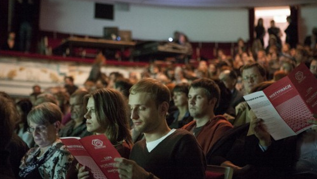 Trzy spektakle tworzą festiwal. Bez ironii można tak powiedzieć o ostatniej edycji festiwalu Warszawa Centralna w Teatrze Dramatycznym. Hasło tegorocznej edycji — "Mistyfikacje" — mogło początkowo budzić niepokój ogólnikowością, jednak wybrane przedstawienia precyzyjnie wpisały się w główną ideę festiwalu — teatru jako miejsca dwuznacznego, dającego rodzaj wtajemniczenia, lecz produkującego jedynie iluzję. Stąd wspólna cecha przedstawień, które w brawurowy nieraz sposób starały się połączyć diagnozę społeczną z refleksją na temat samego medium i przekonać, że jedno zagadnienie nie może istnieć bez drugiego.