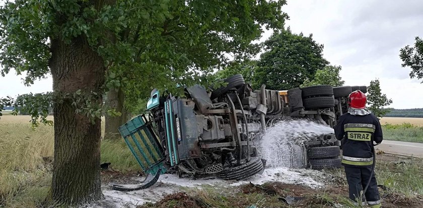 Makabryczny wypadek. Czołowe zderzenie osobówki z ciężarówką