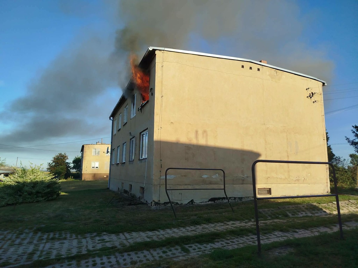 Poranna tragedia w Przybyszowie. Spłonęło mieszkanie na pierwszym piętrze. Jest ofiara