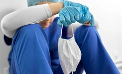 'Najbardziej boli nas hejt'. Pielęgniarka z oddziału covidowego: Spłakałam się okrutnie