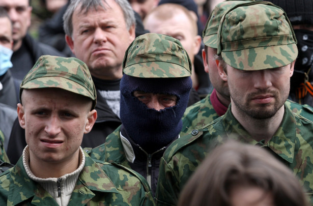 Prorosyjscy aktywiści w Ługańsku na Ukrainie. Fot. EPA/ZURAB KURTSIKIDZE/PAP/EPA