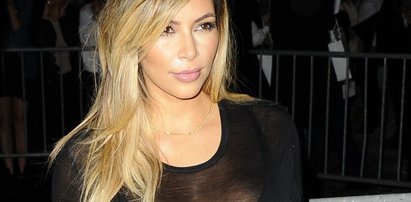 Kardashian znowu pokazuje biust na salonach!