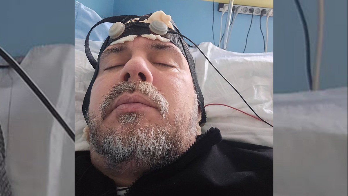 PEVAČ ZAVRŠIO U BOLNICI Objavio sliku i zabrinuo javnost - Priključen na aparate: 