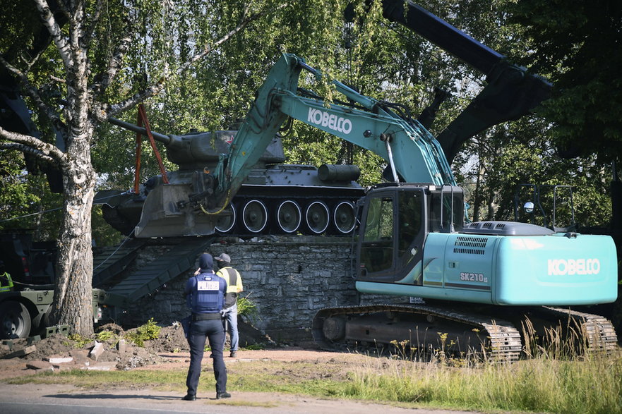 Zdemontowali pomnik sowiecki — czołg T-34