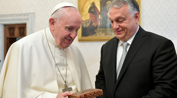 Ferenc pápa ajándékot kapott Orbánéktól / Fotó: MTI Vatikáni Média