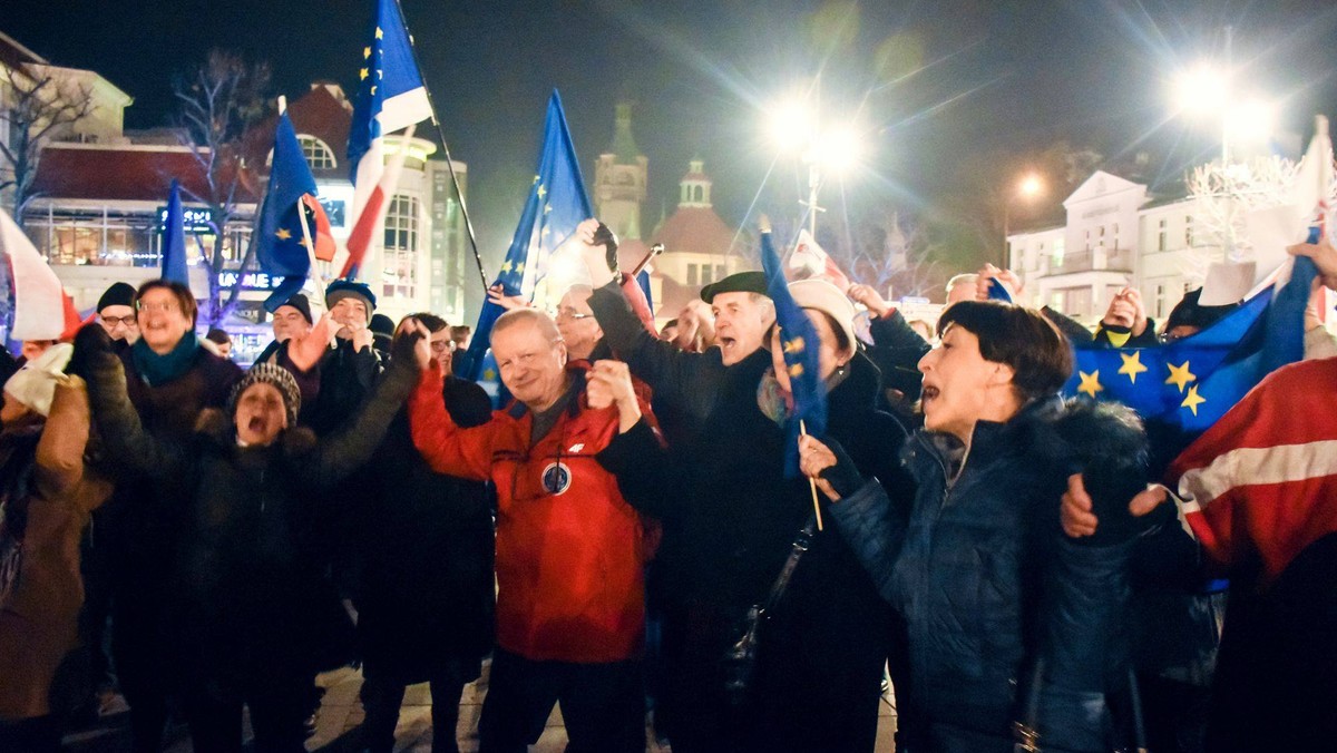 W Sopocie grupa osób świętowała wczoraj wybór Donalda Tuska na stanowisko szefa Rady Europejskiej. Wśród manifestujących swoją radość dostrzec można było między innymi prezydenta Jacka Karnowskiego, marszałka Bogdana Borusewicza i przedstawicieli KOD.