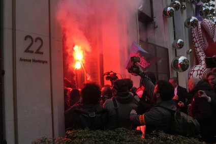 Protest we Francji. Kolejarze wtargnęli do siedziby koncernu najbogatszego człowieka świata